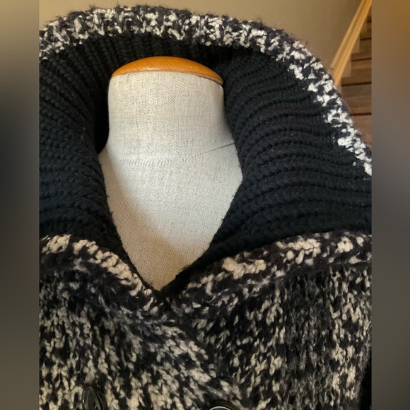 Beautiful Authentic Burberry Coat Size Large - Picture 8 of 15